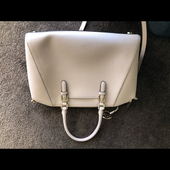 Micheal Kors bag. Used only a couple of times. - Picture 4 of 4